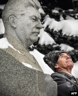 2020 年在莫斯科红场举行的苏联独裁者约瑟夫·斯大林诞辰纪念仪式上，一名苏联退伍军人站在苏联独裁者约瑟夫·斯大林的墓旁