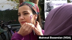 Kadınlar yola çıkmadan yüzlerine kadın mücadelesinin sembollerini çizdi.
