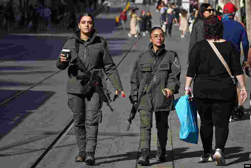 Dos militares armadas caminan por la calle Jaffa de Jerusalén.