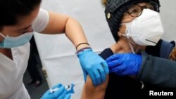 En EEUU, más de 6 millones de personas han sido hospitalizadas por complicaciones relacionadas con el coronavirus y al menos 1.180.000 han muerto.