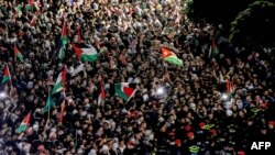 গাজার ফিলিস্তিনিদের প্রতি সংহতি প্রকাশ করে আম্মানে ইসরাইলি দূতাবাসের সামনে ব্যাপক বিক্ষোভ। ১৮ অক্টোবর ২০২৩। 