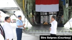 Presiden Jokowi bersama dengan Menteri Pertahanan Prabowo Subianto dalam acara pelepasan bantuan kemanusiaan Indonesia untuk rakyat Palestina di Bandara Halim Perdana Kusumah, Jakarta, Sabtu (4/11). (Foto: Courtesy/Biro Setpres).
