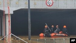 দক্ষিণ কোরিয়া ন্যাশনাল ফায়ার এজেন্সি প্রদত্ত এই ছবিতে উদ্ধারকারীরা চেওংজুতে একটি ভূগর্ভস্থ টানেলে বন্যার পানিতে বেঁচে থাকা ব্যক্তিদের সন্ধান করছে। ১৬ জুলাই, ২০২৩।