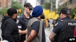 캐나다 토론토 주재 인도 영사관 앞에서 칼리스탄 독립을 요구하며 시위한 시크교인을 경찰이 체포하고 있다. (자료사진)