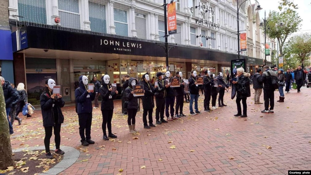 2023年11月18日，Reading UK Standing with Hong Kong於雷丁市中心舉行靜默示威活動，呼籲關注47人案。（照片由Reading UK Standing with Hong Kong 。）