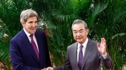 ABD İklim Elçisi John Kerry ve Çin Komünist Partisi Merkez Komitesi Dış İlişkiler Komisyonu Ofisi Direktörü Wang Yi, Pekin'deki Büyük Halk Salonu'nda düzenlenen toplantı öncesinde el sıkıştı. (18 Temmuz 2023)