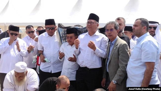 Mantan Wakil Presiden RI Jusuf Kalla berdoa saat pemakaman Ismail Haniyeh, pemimpin politik Hamas, di Doha, Qatar, Jumat, 2 Agustus 2024. (Foto: Jusuf Kalla/arsip pribadi)