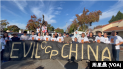 11月10日，民運人權團體在三藩市舉行車隊遊行，抗議習近平暴政。 遊行發起人陳維明在出發前發表事實演說。 （周星晨拍攝）