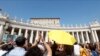 Los fieles reunidos para la tradicional bendición del mediodía del domingo en la Plaza de San Pedro en el Vaticano aplauden la aparición del Papa Francisco en la ventana de su estudio, el 1 de octubre de 2023.