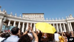 Los fieles reunidos para la tradicional bendición del mediodía del domingo en la Plaza de San Pedro en el Vaticano aplauden la aparición del Papa Francisco en la ventana de su estudio, el 1 de octubre de 2023.