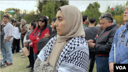 Rasha Qozast, una palestina de la Franja de Gaza que vive en Chile desde el 2016, sueña con volver a casa, junto sus familiares y amigos. Fotografía: Nicolás Cortés/VOA