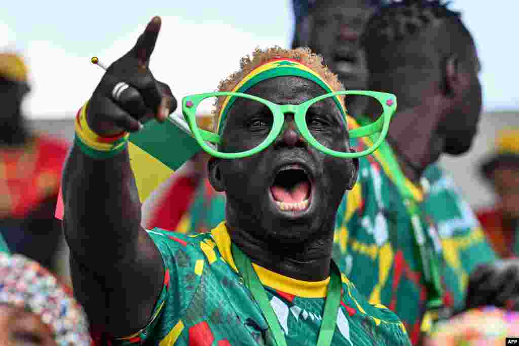 Un supporter sénégalais gesticule avant le match de football du groupe C de la Coupe d&#39;Afrique des Nations (CAN) 2024 entre la Guinée et le Sénégal au Stade Charles Konan Banny à Yamoussoukro le 23 janvier 2024.