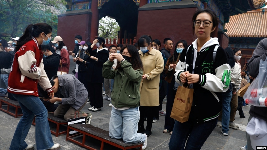 中国年轻人到北京一间寺庙烧香祈福。（2023年4月22日）(photo:VOA)