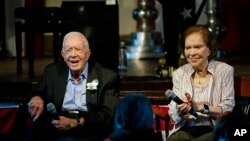 ARQUIVO - O ex-Presidente dos EUA Jimmy Carter e sua esposa, a ex-primeira-dama Rosalynn Carter, comemoram seu 75º aniversário de casamento em Plains, Geórgia, em 10 de julho de 2021.