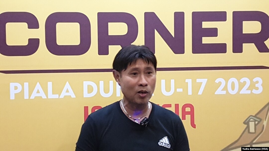 Mantan pelatih U19, Eduard Tjong, saat melihat laga Piala Dunia U17 di Solo. (Foto: VOA/Yudha Satriawan)
