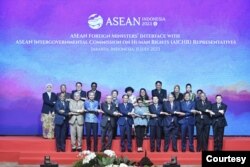 Menteri Luar Negeri dari setiap anggota ASEAN melakukan pertemuan dengan perwakilan ASEAN Intergovernmental Commission on Human Rights (AICHR) dalam rangkaian AMM 2023 di Jakarta, Selasa (11/7). (Courtesy: Kemlu RI)