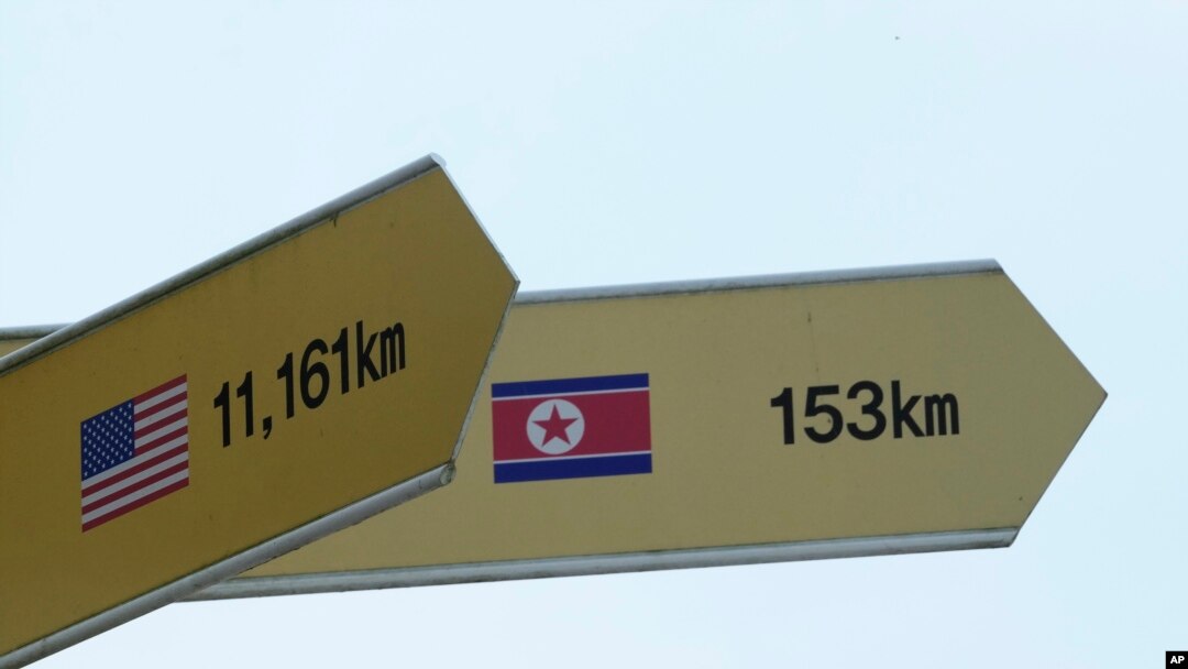 Papan penunjuk arah menunjukkan jarak ke ibu kota Korea Utara, Pyongyang dan Amerika Serikat di Paviliun Imjingak di Paju, Korea Selatan, dekat perbatasan dengan Korea Utara, Kamis, 20 Juli 2023. (AP/Ahn Young-joon)