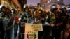 ARCHIVO - Una manifestante protesta contra la presidenta de Perú, Dina Boluarte, frente al edificio del Congreso en Lima, Perú, el miércoles 14 de junio de 2023. 