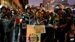 Una manifestante protesta contra la presidenta de Perú, Dina Boluarte, frente al edificio del Congreso en Lima, Perú, el miércoles 14 de junio de 2023. 