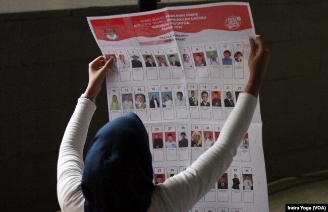 Petugas memeriksa surat suara untuk pemilihan Dewan Perwakilan Daerah RI (DPD RI) di Gudang KPU Kota Depok pada Rabu (10/1) di Cibinong, Jawa Barat. (VOA/Indra Yoga)