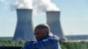 ARCHIVO: Chris Womack, director ejecutivo de Georgia Power Co., descansa en un camión de la empresa mientras habla con miembros de su equipo en la planta de energía nuclear Plant Vogtle el 20 de enero de 2023, en Waynesboro, Georgia.