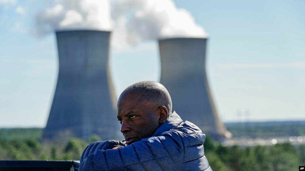 ARCHIVO: Chris Womack, director ejecutivo de Georgia Power Co., descansa en un camión de la empresa mientras habla con miembros de su equipo en la planta de energía nuclear Plant Vogtle el 20 de enero de 2023, en Waynesboro, Georgia.