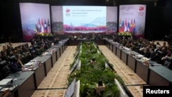 Para menteri dan anggota delegasi menghadiri sesi pembukaan Pertemuan Menteri Pertahanan Perhimpunan Bangsa-Bangsa Asia Tenggara (ASEAN) di Jakarta, 15 November 2023. (Dita Alangkara/Pool via REUTERS)