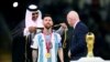 Lionel Messi de Argentina, el emir de Qatar, el jeque Tamim bin Hamad Al Thani, y el presidente de la FIFA, Gianni Infantino, durante la ceremonia de entrega del trofeo de la Copa Mundial de Fútbol 2022.