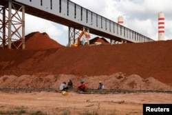 Tumpukan bauksit disimpan di pabrik aluminium terpadu milik Shandong Nanshan Aluminium di Bintan, 5 Mei 2023. (Foto: Edgar Su/Reuters)