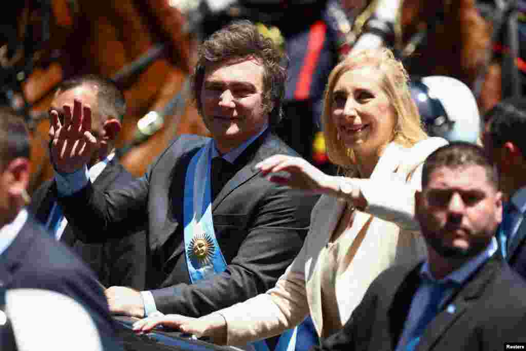 El líder del movimiento La Libertad Avanza, de 53 años, y que derrotó en las urnas al candidato oficialista y entonces ministro de Economía, Sergio Massa,&nbsp;estuvo acompañado en la ceremonia por su hermana Karina.&nbsp;