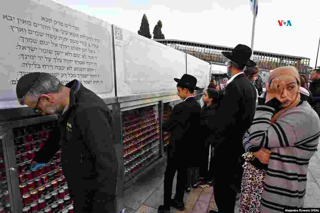 Una mujer llora por los fallecidos en la guerra durante una ceremonia celebrada en el Muro de los Lamentos.