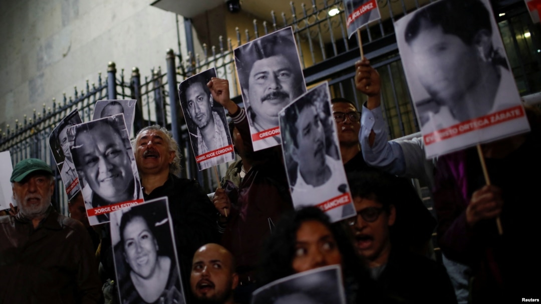 Periodistas y activistas sostienen fotografías de periodistas asesinados en México durante una protesta para exigir justicia ante el asesinato del comunicador mexicano Luis Martín Sánchez Iñiguez, cuyo cuerpo fue encontrado en la Ciudad de México, el 10 de julio de 2023. 