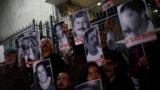 Periodistas y activistas sostienen fotografías de periodistas asesinados en México durante una protesta para exigir justicia ante el asesinato del comunicador mexicano Luis Martín Sánchez Iñiguez, cuyo cuerpo fue encontrado en la Ciudad de México, el 10 de julio de 2023. 