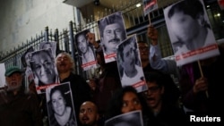 Periodistas y activistas sostienen fotografías de periodistas asesinados en México durante una protesta para exigir justicia ante el asesinato del comunicador mexicano Luis Martín Sánchez Iñiguez, cuyo cuerpo fue encontrado en la Ciudad de México, el 10 de julio de 2023. 