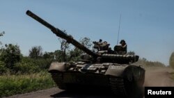 نیروهای اوکراینی در یک تانک تی-۸۰ 