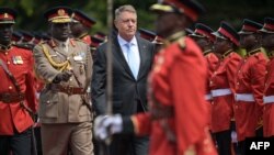 Rais wa Romania Klaus Werner Iohannis akikagua gwaride la heshima katika Ikulu ya Nairobi