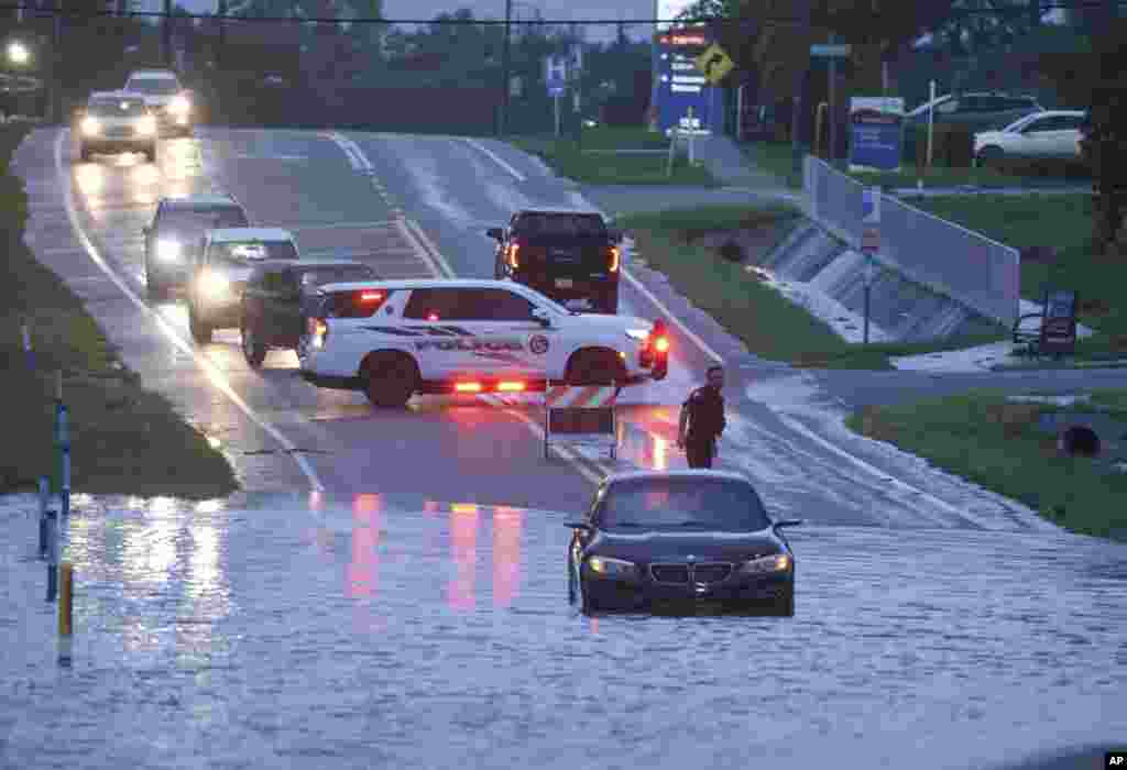 Un carro quedó detenido en aguas altas a lo largo de la US Alt 19 en dirección sur en Tarpon Springs, Florida.