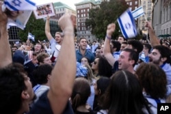 کولمبیا یونیورسٹی کے باہر اسرائیل کی حمایت میں مظاہرے کا ایک منظر۔