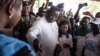 Le président sortant de la Sierra Leone, Julius Maada Bio, vote à Freetown le 24 juin 2023 lors du scrutin présidentiel. (AFP)