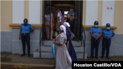 ARCHIVO. Policías asedian la iglesia San Miguel Arcangel, en la ciudad nicaragüense de Masaya en junio de 2021. 