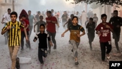 Anak-anak Palestina berlarian saat melarikan diri dari pengeoman Israel di Rafah di Jalur Gaza selatan pada 6 November 2023. (Foto: AFP)