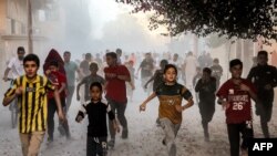 ဂါဇာကမ်းမြောင်ဒေသတောင်ပိုင်း ရာဖာမြို့မှာ အစ္စရေးဘက်က ဗုံးကြဲချတဲ့ လေကြောင်းတိုက်ခိုက်အတွင်း အသက်ဘေးလွတ်အောင်ထွက်ပြေးနေကြတဲ့ ကလေးများ။ (နိုဝင်ဘာ ၆၊ ၂၀၂၃) 