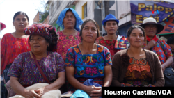 Un grupo de indígenas en las afueras del Ministerio Público de Guatemala. Foto, VOA-Houston Castillo