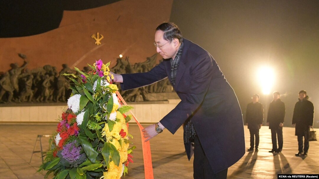 Wakil Menteri Luar Negeri China Sun Weidong saat ia mengunjungi patung Pendiri Korea Utara Kim Il Sung dan Mendiang Pemimpin Kim Jong Il di Pyongyang, Korea Utara, 26 Januari 2024. (Foto: KCNA melalui REUTERS)