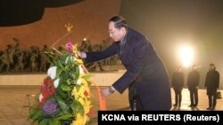 Wakil Menteri Luar Negeri China Sun Weidong saat ia mengunjungi patung Pendiri Korea Utara Kim Il Sung dan Mendiang Pemimpin Kim Jong Il di Pyongyang, Korea Utara, 26 Januari 2024. (Foto: KCNA melalui REUTERS)