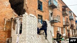 ក្រុមអ្នក​ជួយសង្គ្រោះ​កំពុង​ប្រតិបត្តិការ​អគារ​មួយ​ដែល​រងការ​វាយប្រហារ​នៅ​ក្រុង Kupiansk នៃតំបន់ Kharkiv ប្រទេសអ៊ុយក្រែន កាលពីថ្ងៃទី១៨ ខែមករា ឆ្នាំ២០២៤។ (Handout / UKRAINIAN EMERGENCY SERVICE / AFP)