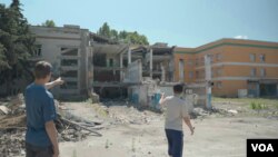 نمای یک مكتب تخريب شده در شهر لیمان اوکراین