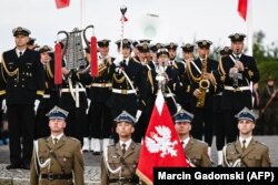 Anggota orkestra militer Polandia pada upacara peringatan 85 tahun dimulainya Perang Dunia II di semenanjung Westerplatte, Gdansk, 1 September 2024. (Foto: Marcin Gadomski/AFP)