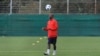 Gilles Yapi Yapo s'entraîne avant le match entre le FC Bâle et le FC Bayern Munich.