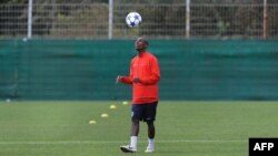 Gilles Yapi Yapo s'entraîne avant le match entre le FC Bâle et le FC Bayern Munich.